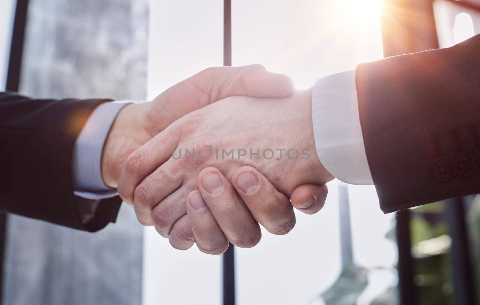 business partners confidently shaking hands. close up.