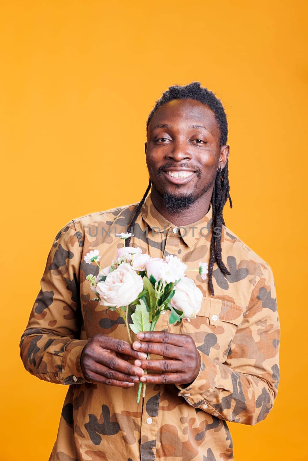 Man posing with white roses bouquet by DCStudio