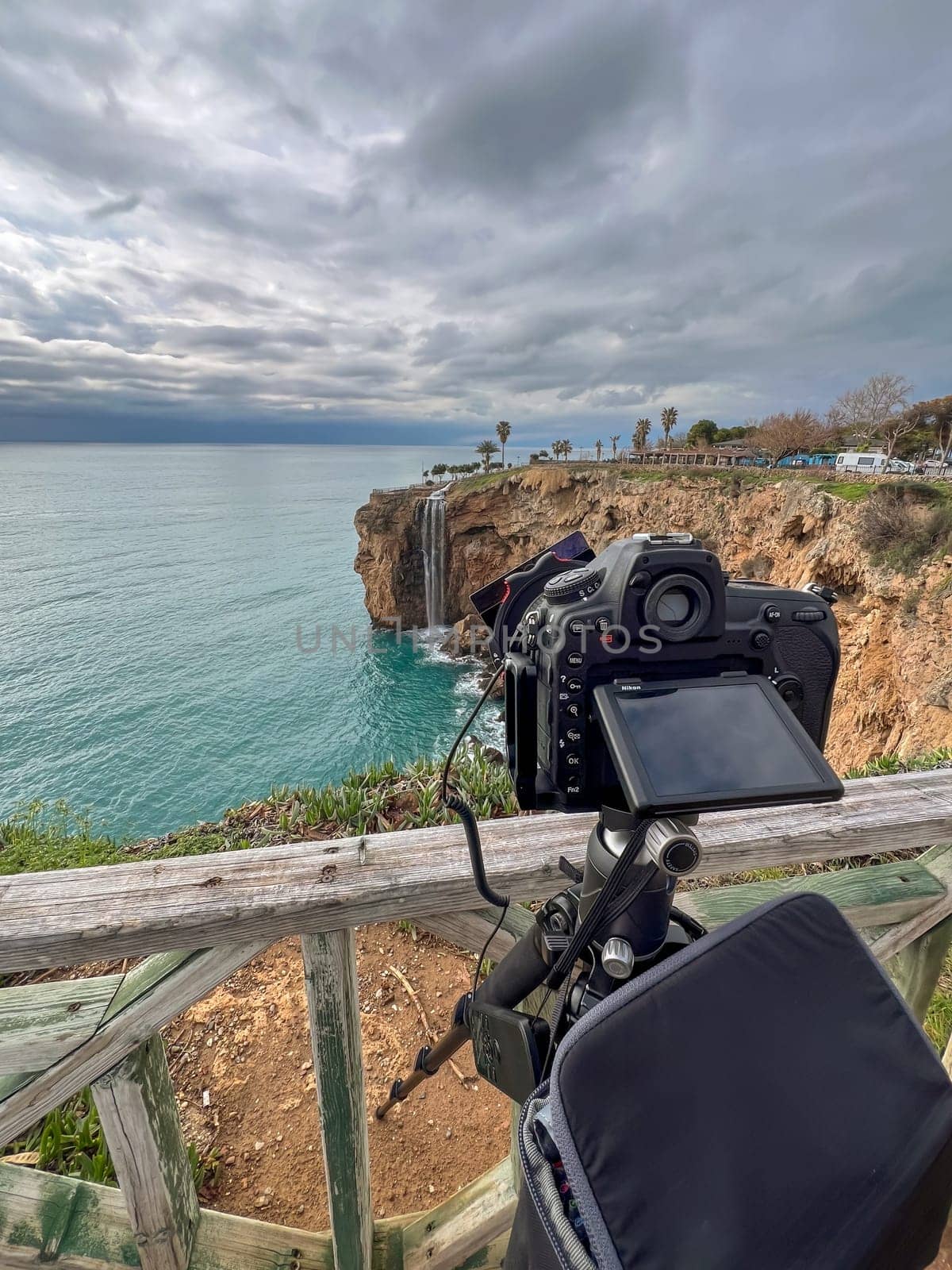 A camera with a circular polarizer and ND filter takes long exposure landscape photos by Sonat