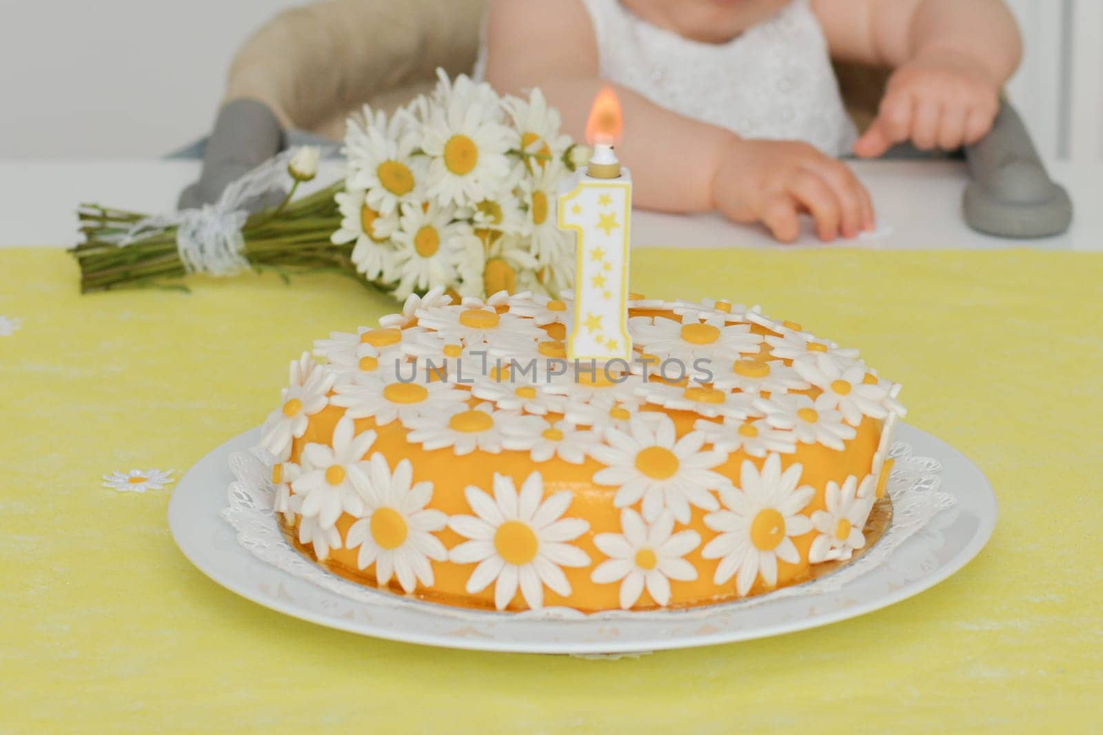 Yellow cake with daisy flowers for baby by Godi