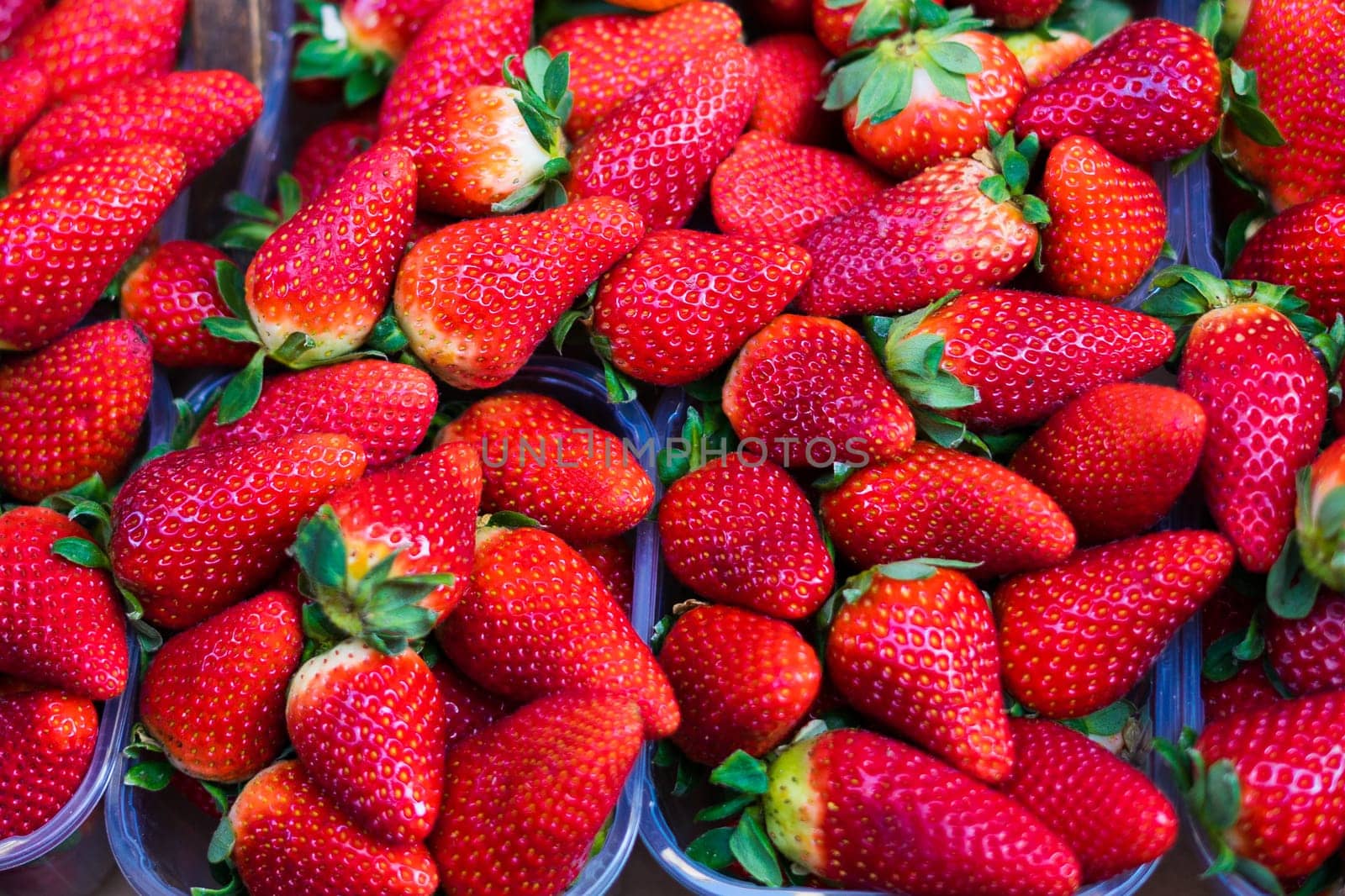 Organic strawberries pattern closeup, fruit street market, raw strawberries background