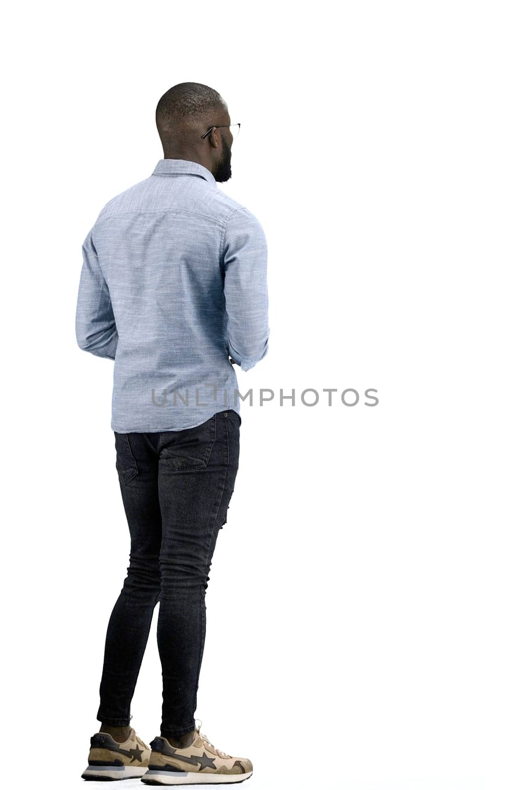 A man, full-length, on a white background, folded his arms.