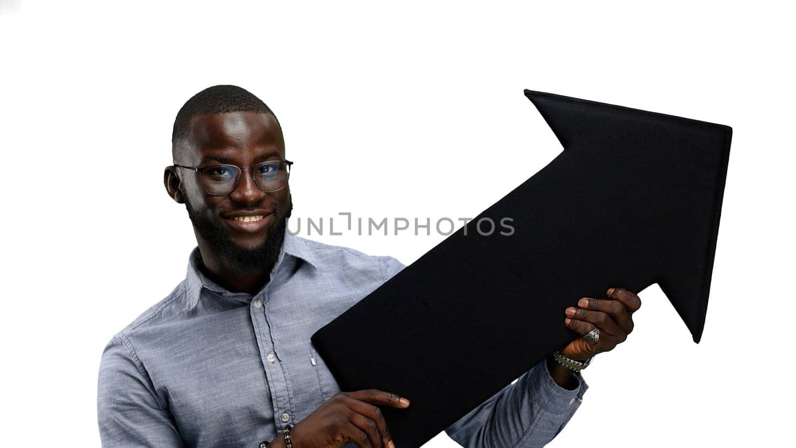 A man, close-up, on a white background, points an arrow to the side.