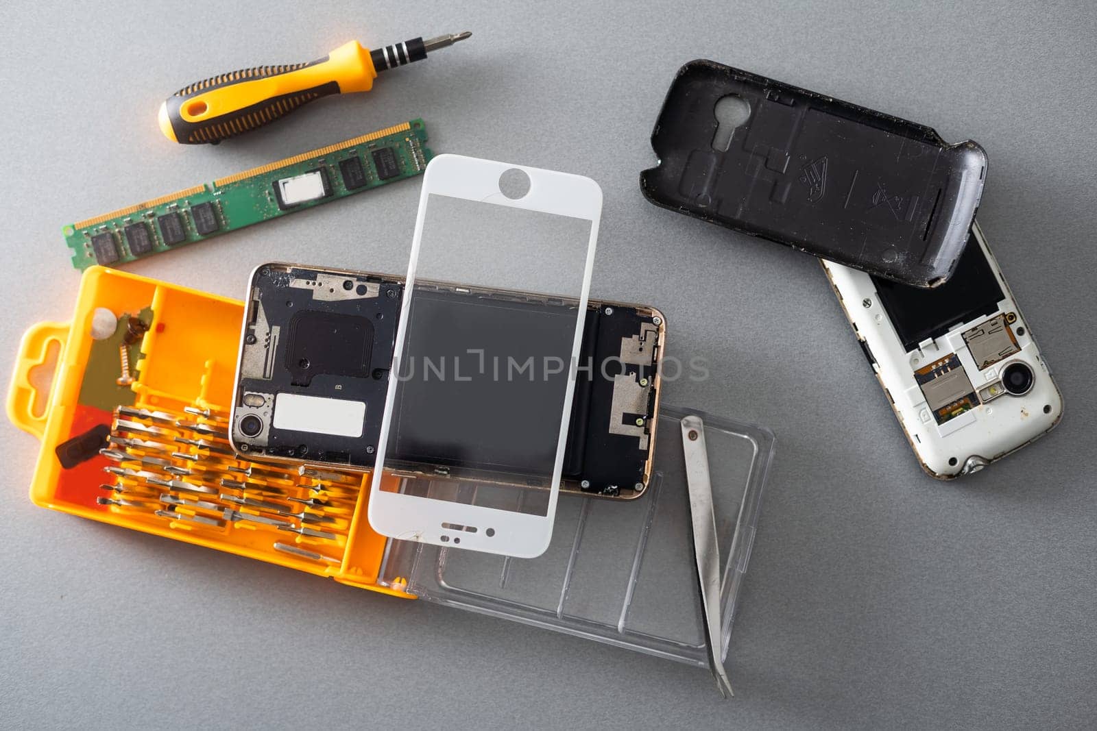 Close-up photos showing process of mobile phone repair by Andelov13