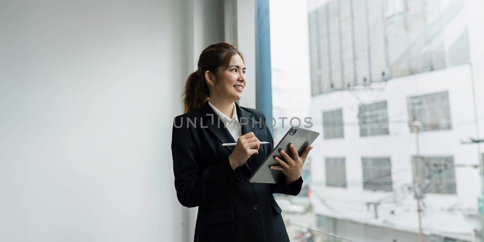 Young happy business woman working with tablet in corporate office. business woman leader, successful entrepreneur.