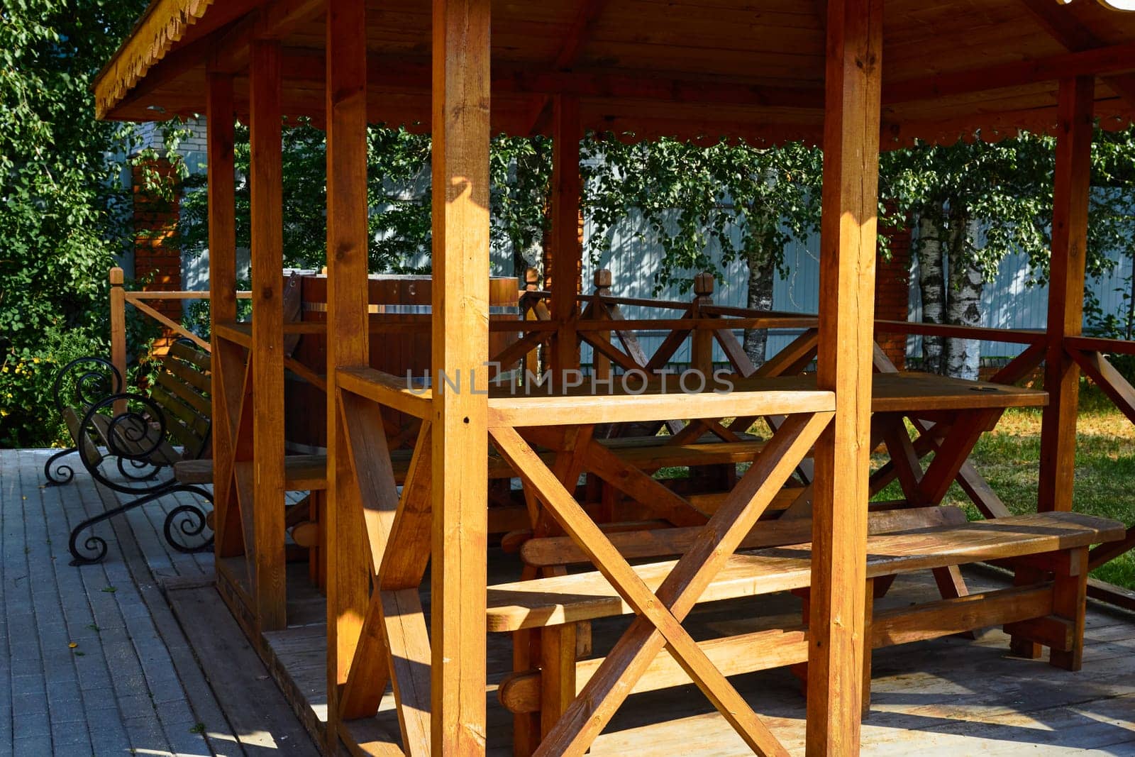 Photo a wooden gazebo made of timber. Garden furniture. Summer vacation in the country.