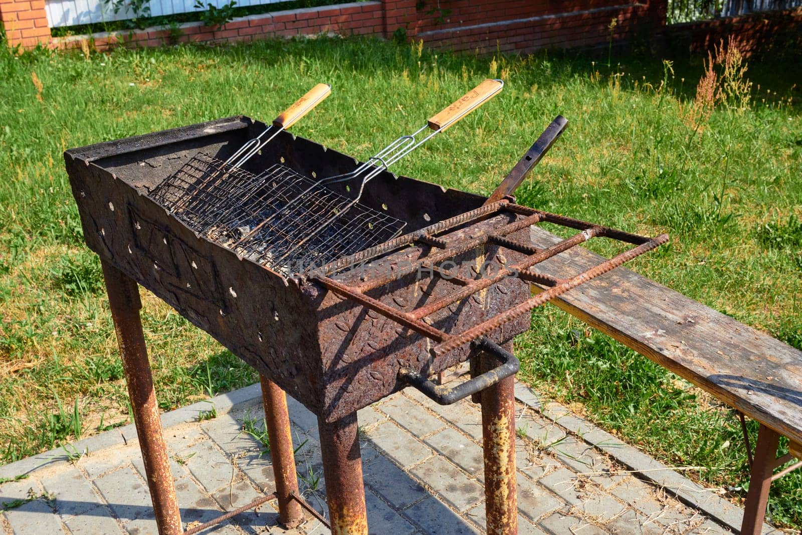 Photo a tall metal grill with skewers. Cooking kebabs. Country life.