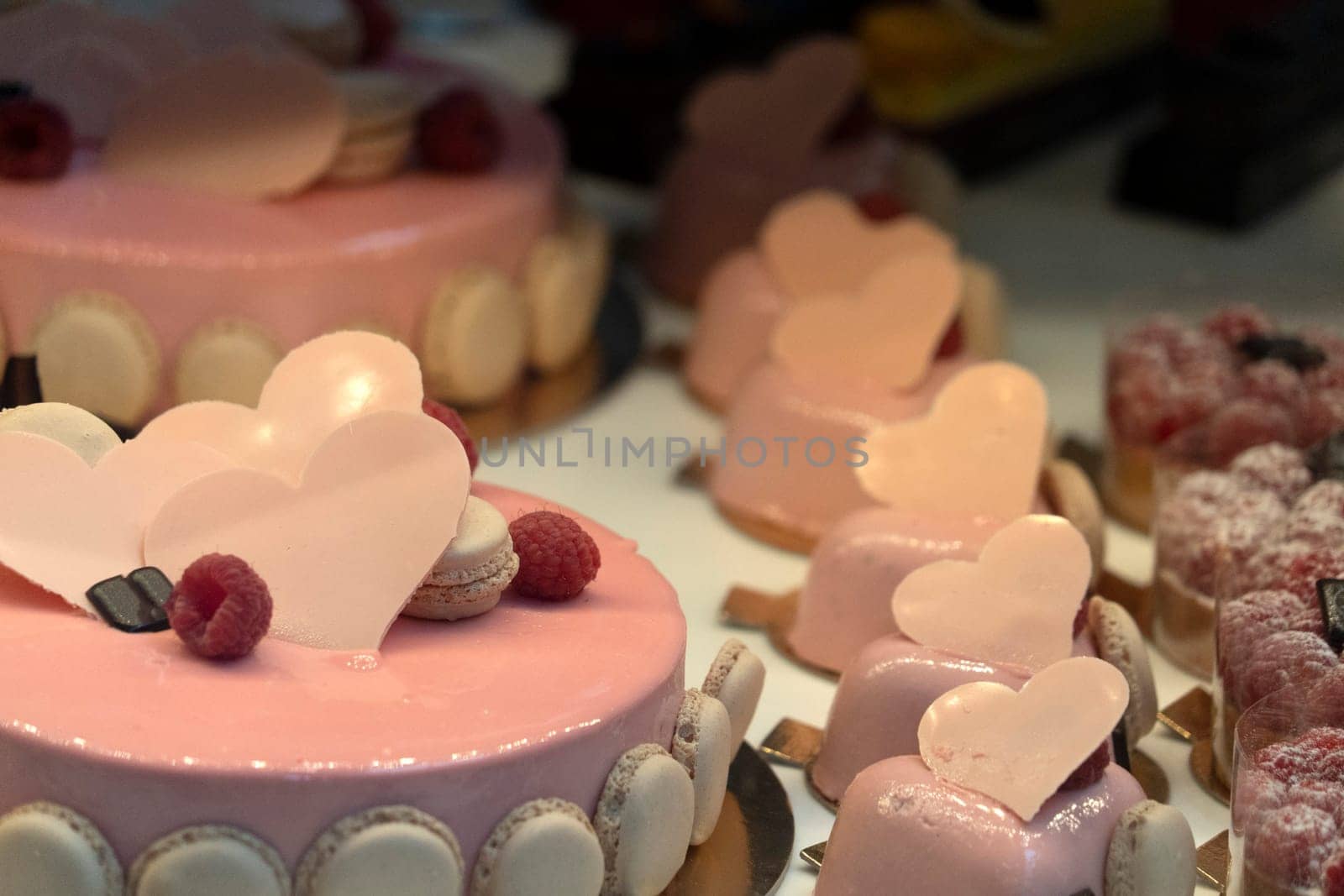 Hearth shaped love pink cake detail