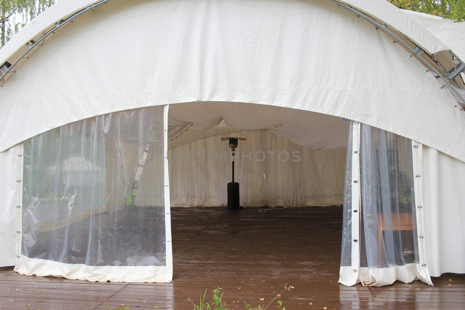 Photo A white tent veranda is a street stage for performances and celebrations.