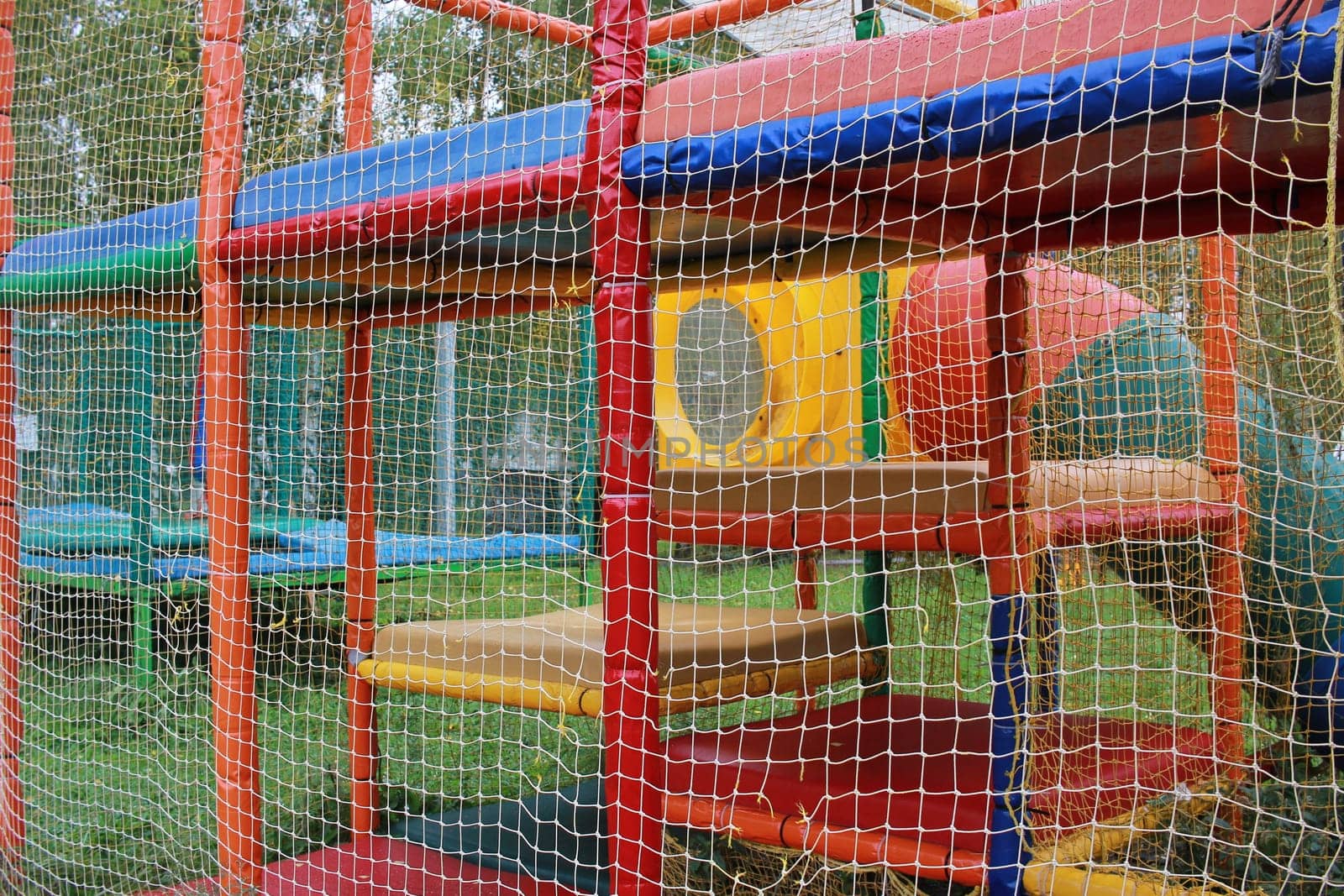 Photo a children'playground fenced with a grid. Babuts . by electrovenik