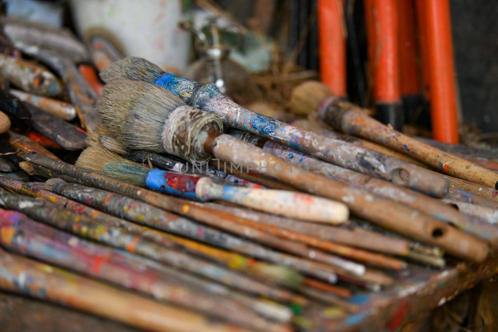 Many used dirty brushes of the artist in the workshop