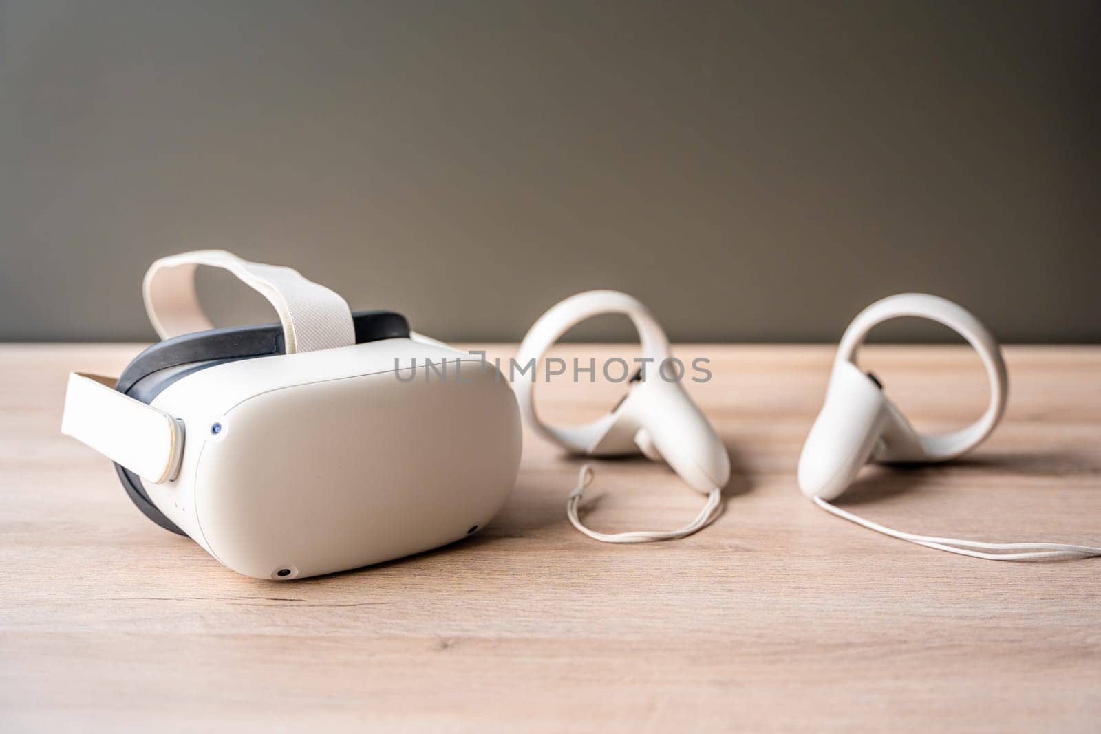 Futuristic white virtual reality goggles and earphones by Huizi