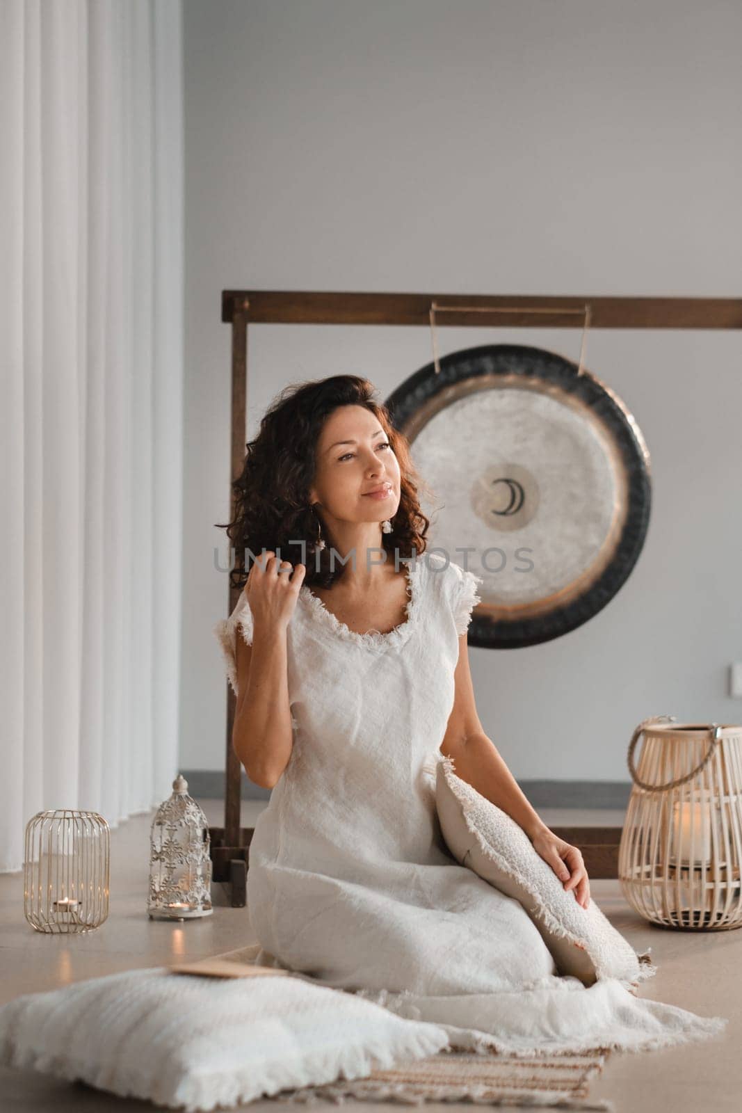 A woman in white clothes holds an envelope with a wish in her hands. The concept of a women's circle.