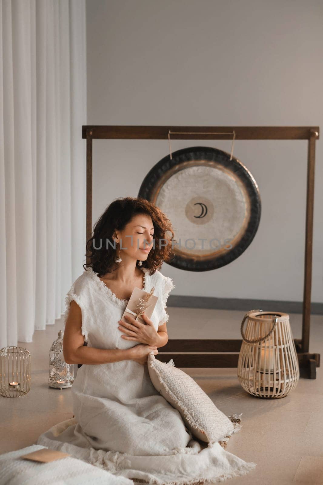 A woman in white clothes holds an envelope with a wish in her hands. The concept of a women's circle.