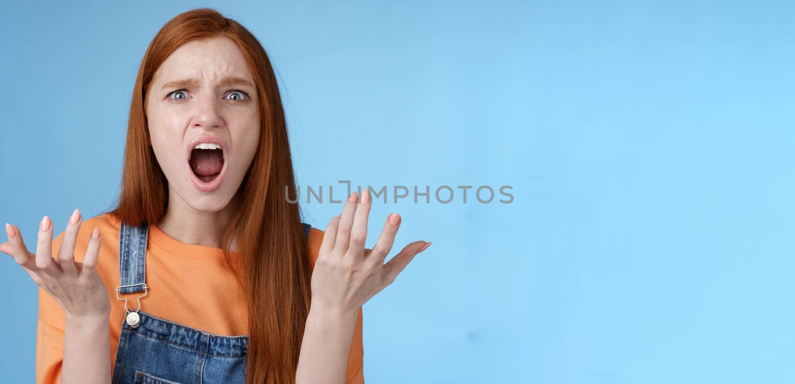 Outraged freak-out girlfriend shouting confused full disbelief raising hands dismay shrugging complaining arguing feel heartbroken reacting displeased outraged boyfriend cheated, break-up painfully.