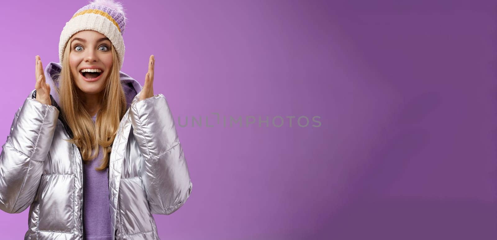 Impressed fascinated speechless attractive blond girl explaining awesome situation shaking hands excited smiling gasping happily widen eyes surprised, standing purple background amused by Benzoix