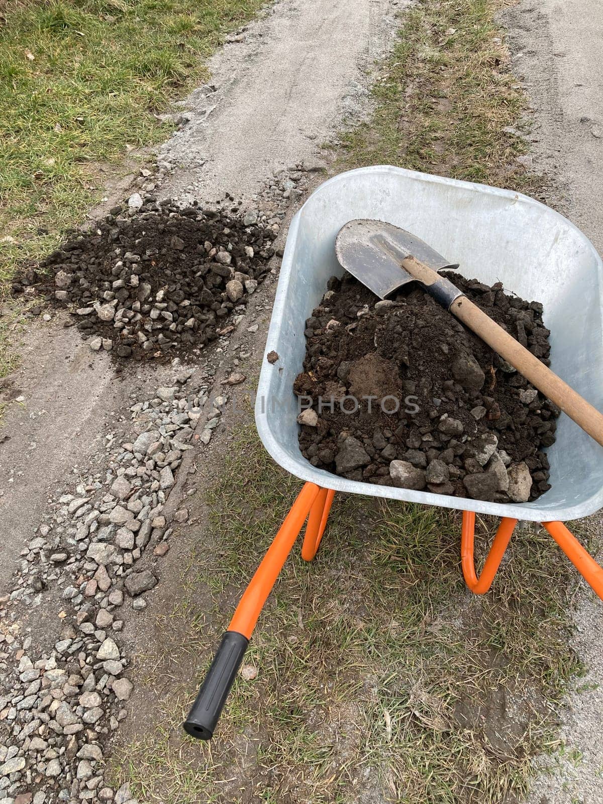 Construction of road filling the with gravel