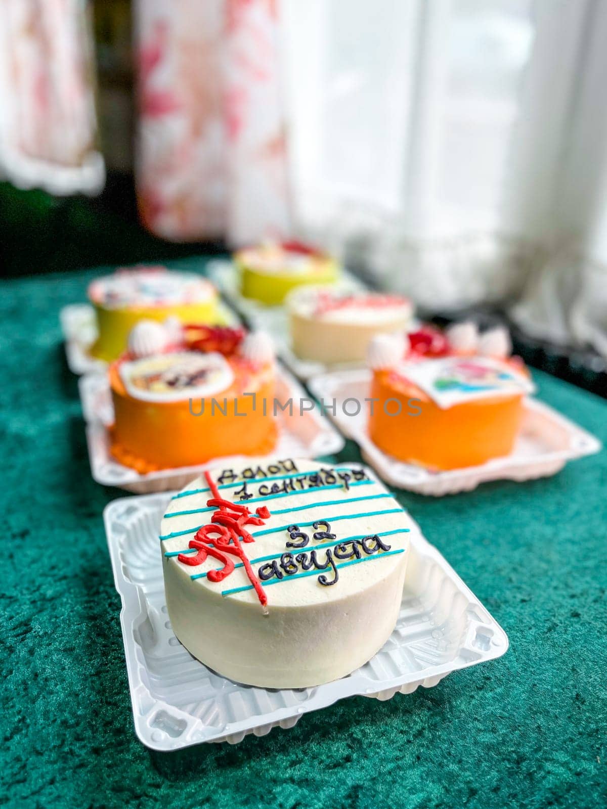 Round white cake with red and blue icing for 1 September Knowledge Day celebration by Pukhovskiy