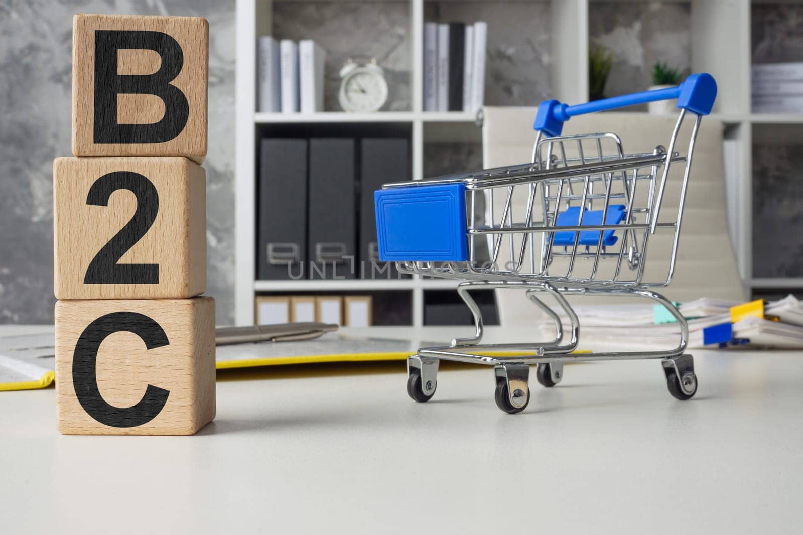 Cubes B2C Business to Consumer and a shopping cart.
