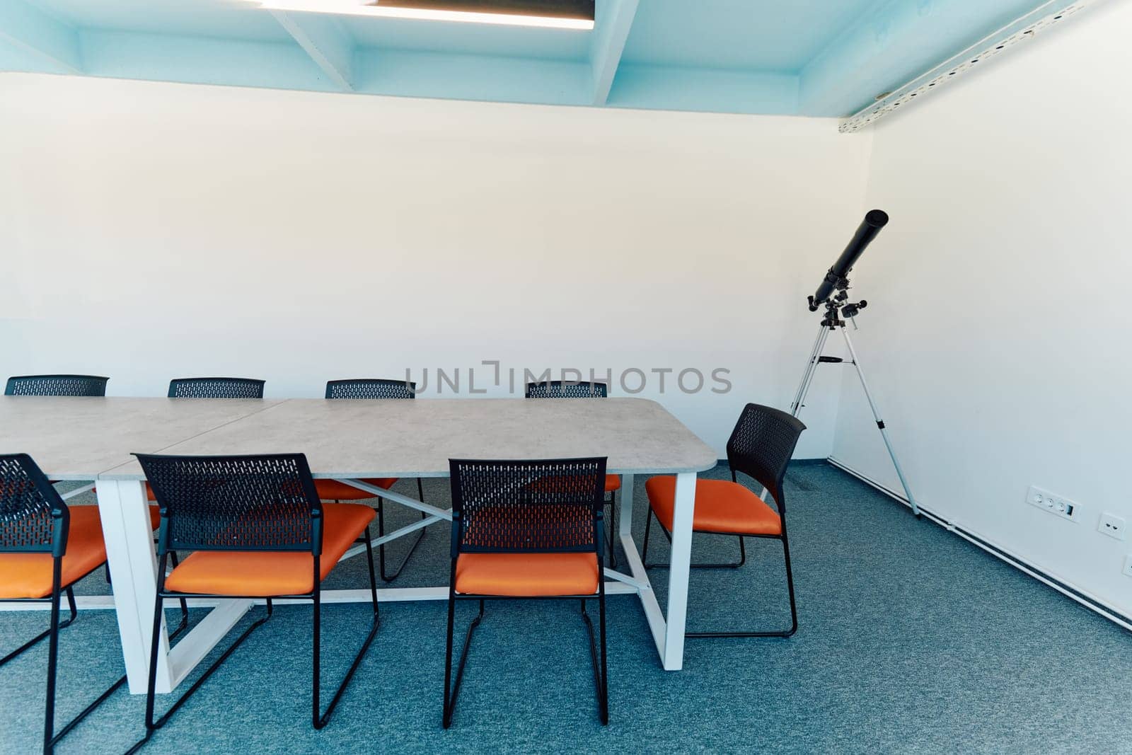 Photo of a modern office where programming, digital marketing and web design projects are done. Office with modern furniture and glass office by dotshock