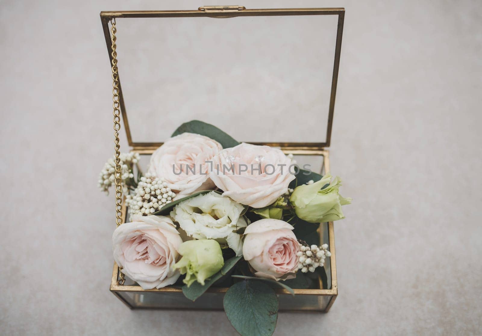 wedding glass casket with flowers for the marriage ceremony