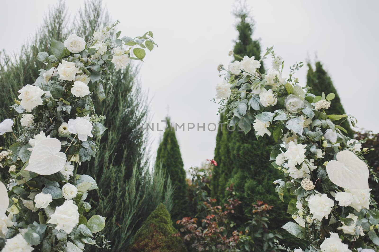 Wedding decor with flowers. Round arch of fresh flowers.