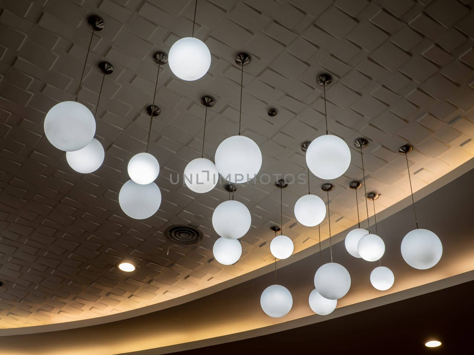 Round lamp, hanging alternating high and low, decorating the ceiling