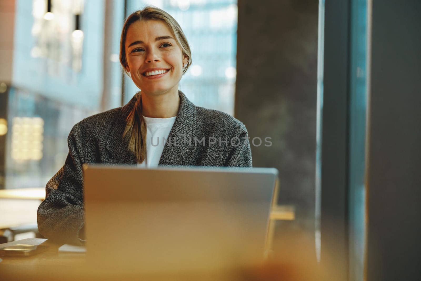 Young woman manager working on laptop while sitting in cozy cafe. High quality photo by Yaroslav_astakhov