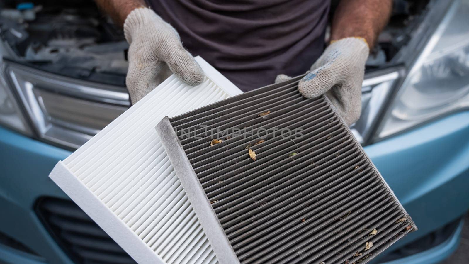 The master changes the cabin air filter of the car