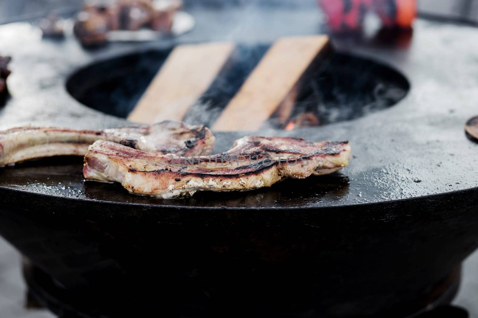 the meat is grilled with smoke. fragrant meat ribs