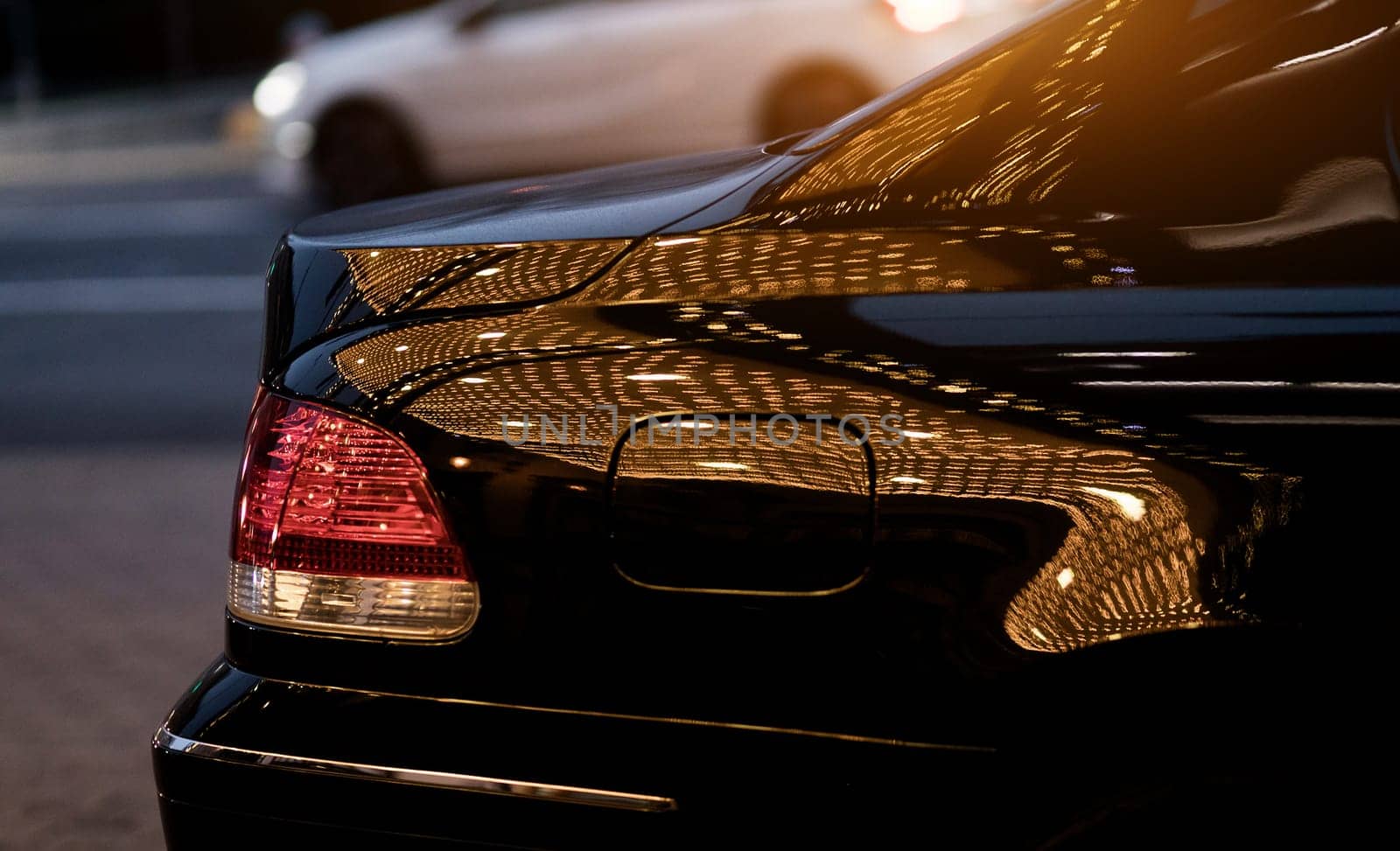 the rear headlight of the car. side view of the car with glare