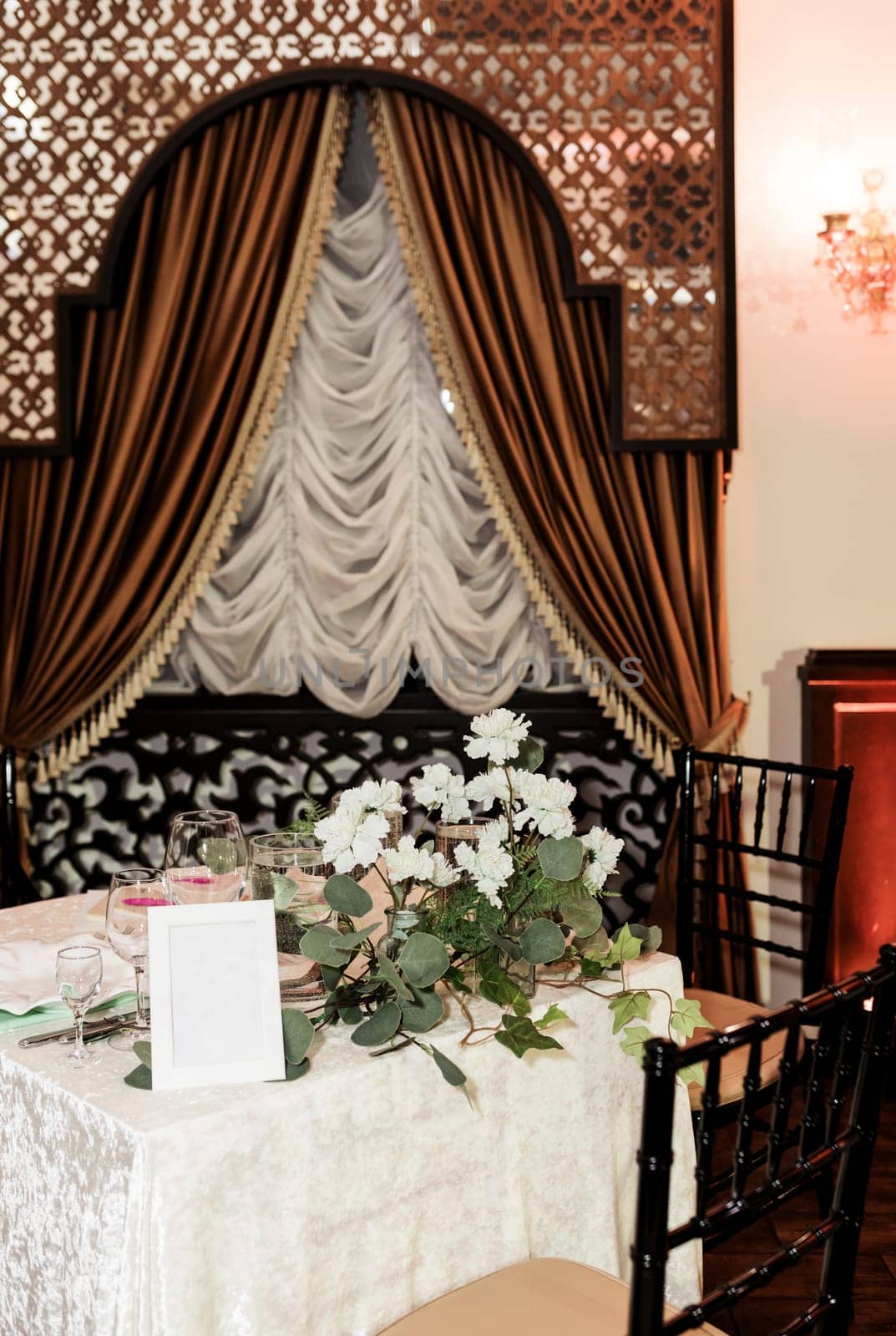 Amazing wedding table decoration with flowers on tables
