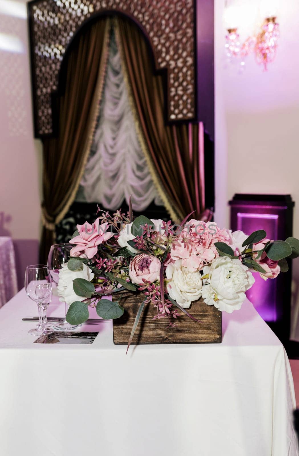 elegant wedding reception interiors and flowers decorations