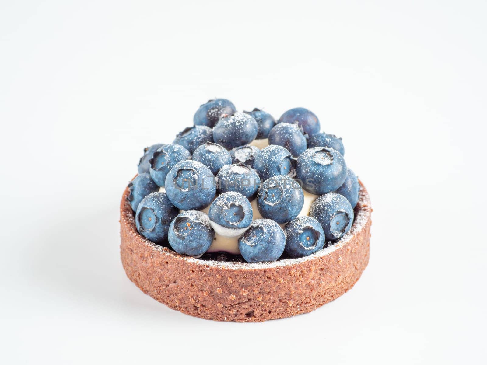 Blueberries mini tart isolated by fascinadora