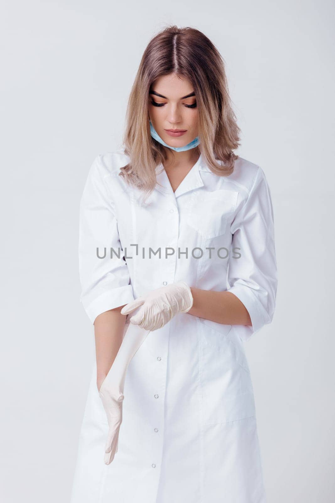 woman doctor with face mask and medical gloves by erstudio