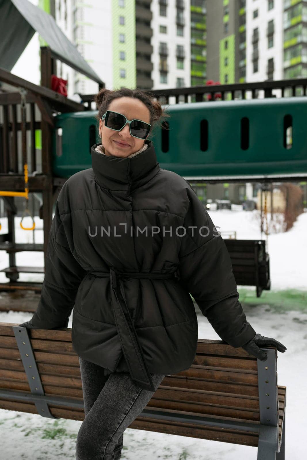 A pretty brunette woman dressed warmly and in winter style went out to fool around on the street.