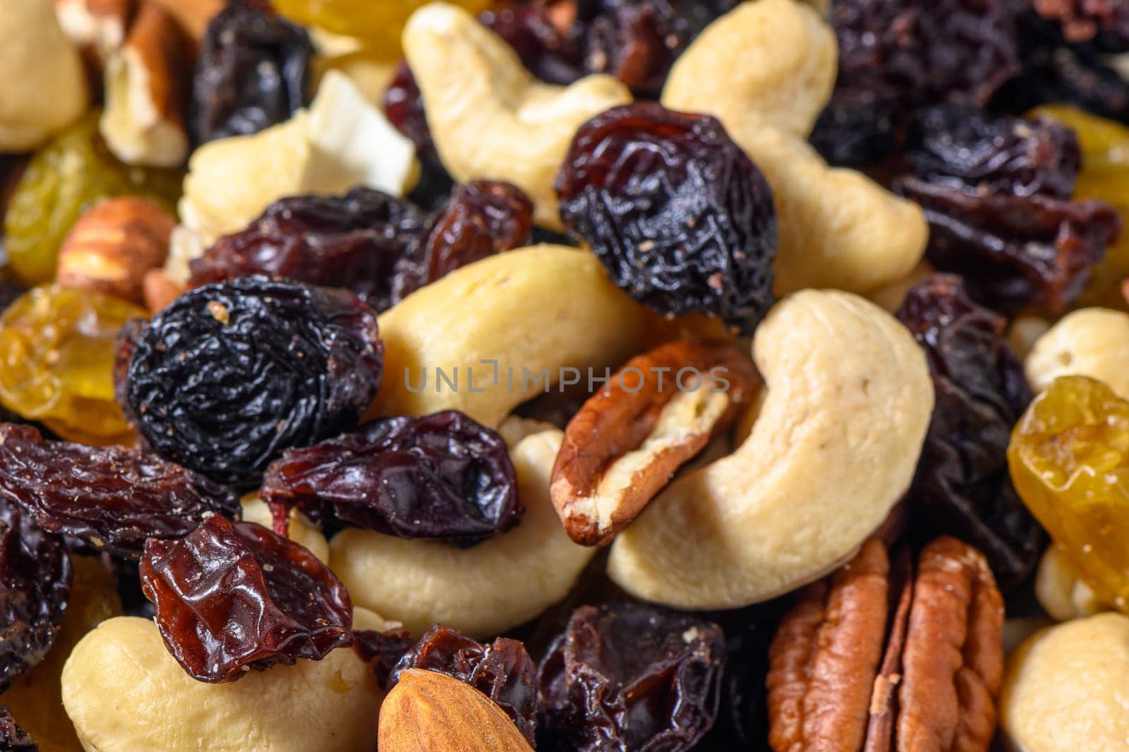 mixture of nuts and dried fruits complemented by vitamins and trace elements 14