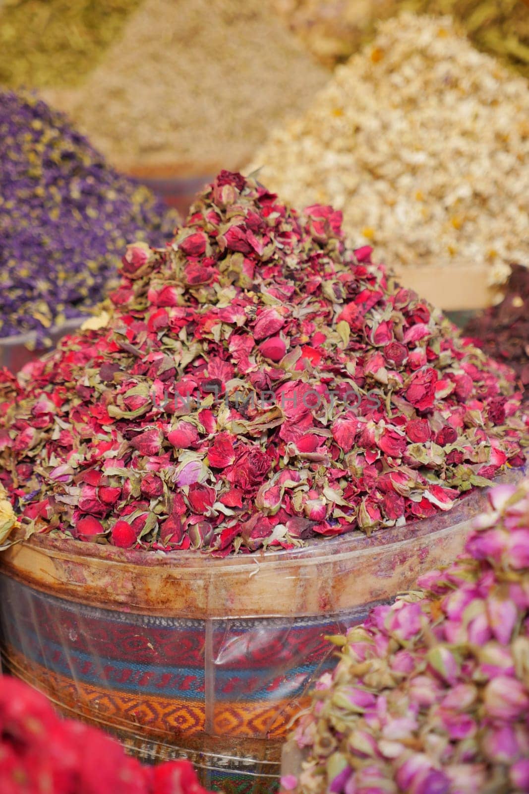 Dry tea rose buds on the market. .