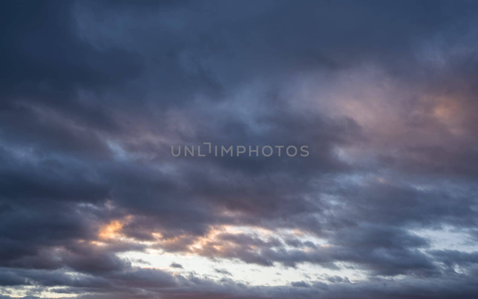 Sky with dramatic clouds by alfotokunst