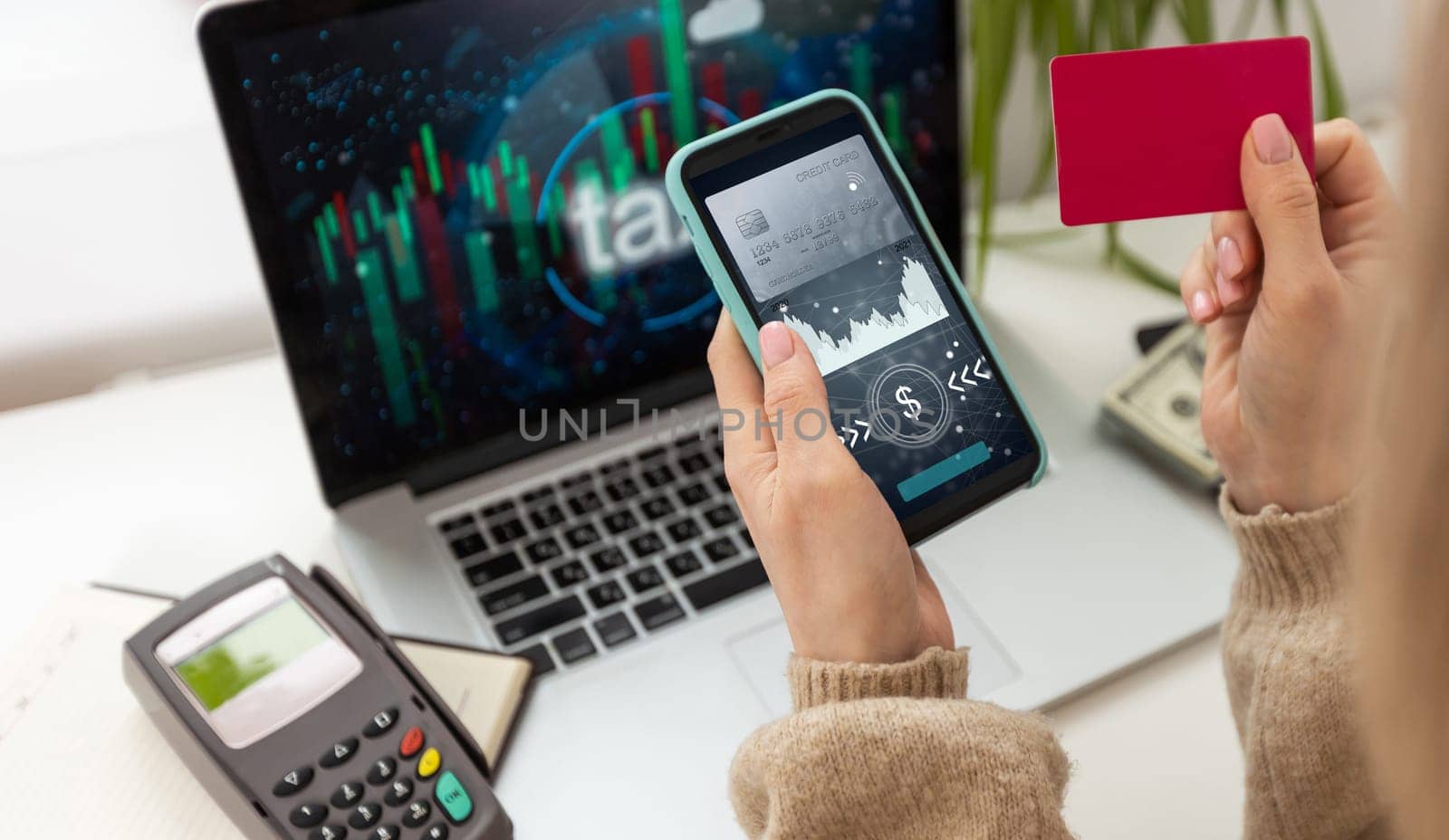 Making a mobile payment via a smartphone with frameless design