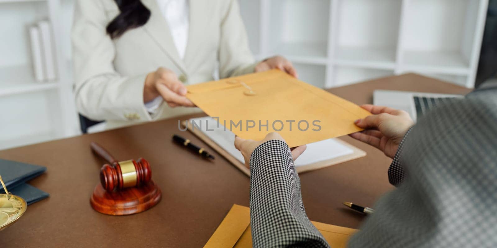 lawyer talks with the client about the lawsuit and receives various documents for further analysis from the client by itchaznong