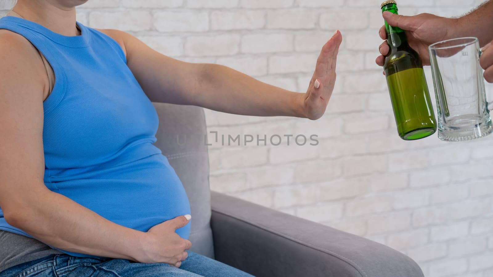 A pregnant woman refuses beer