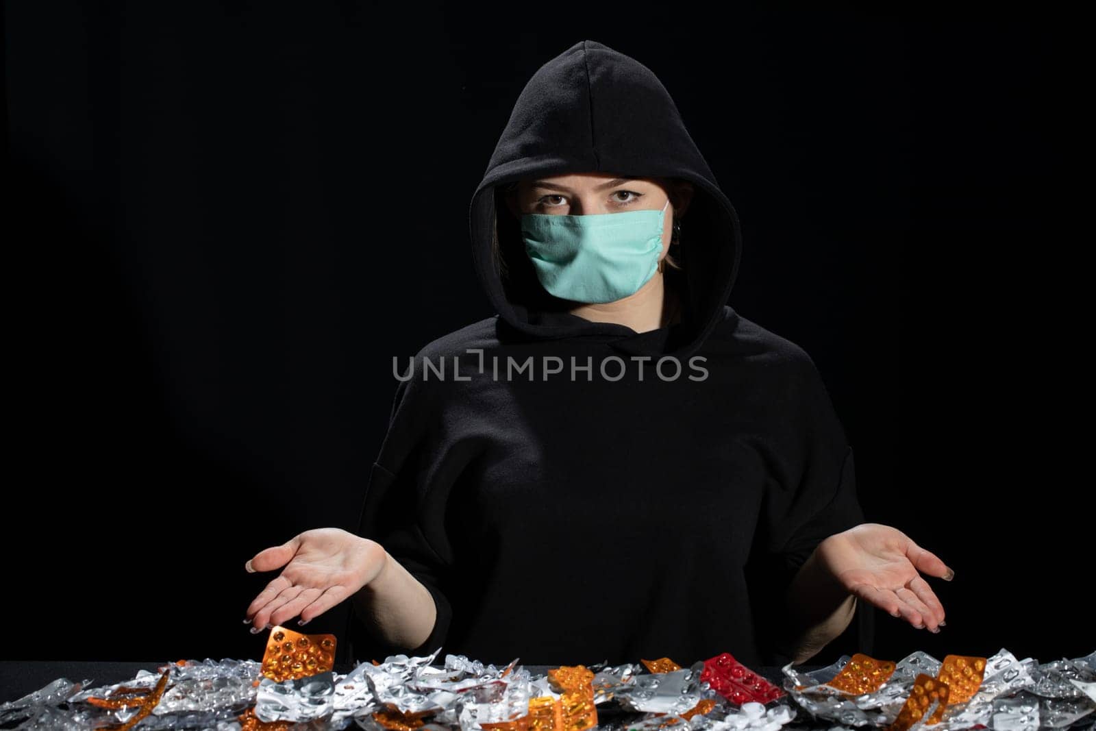 Of course, millions of patients are a mountain of waste after various types of tablets.