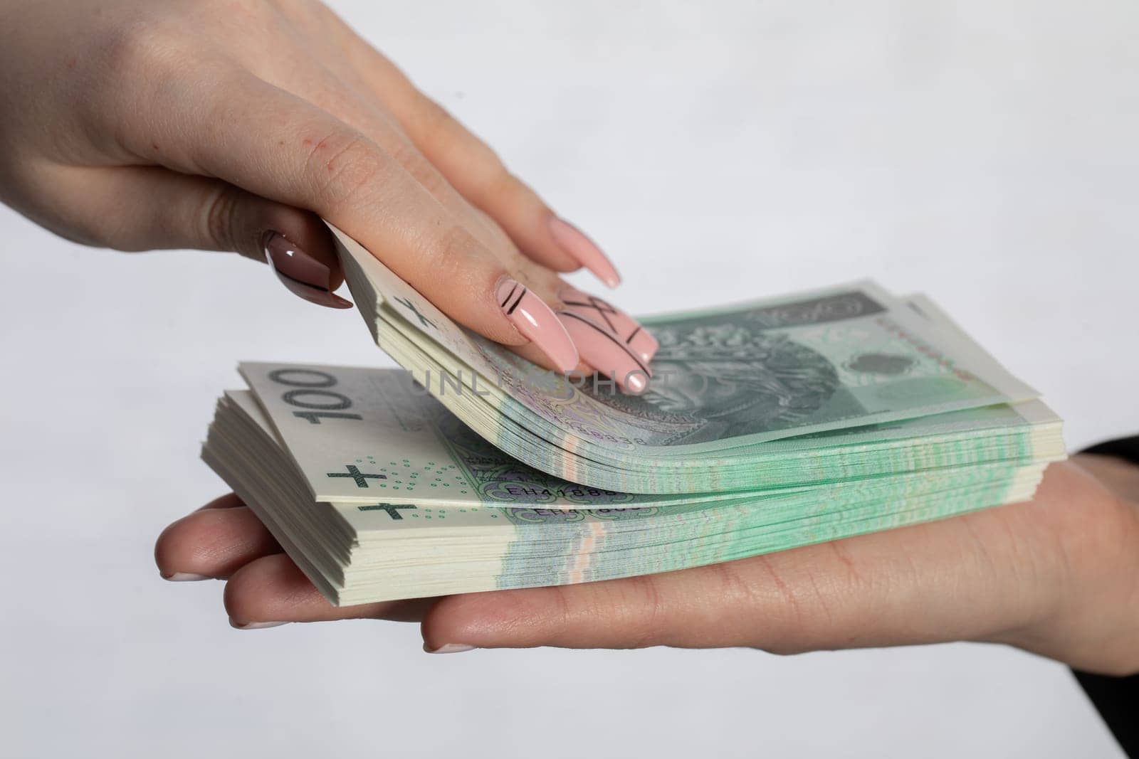 A smart way to bundle paper banknotes before accepting them.