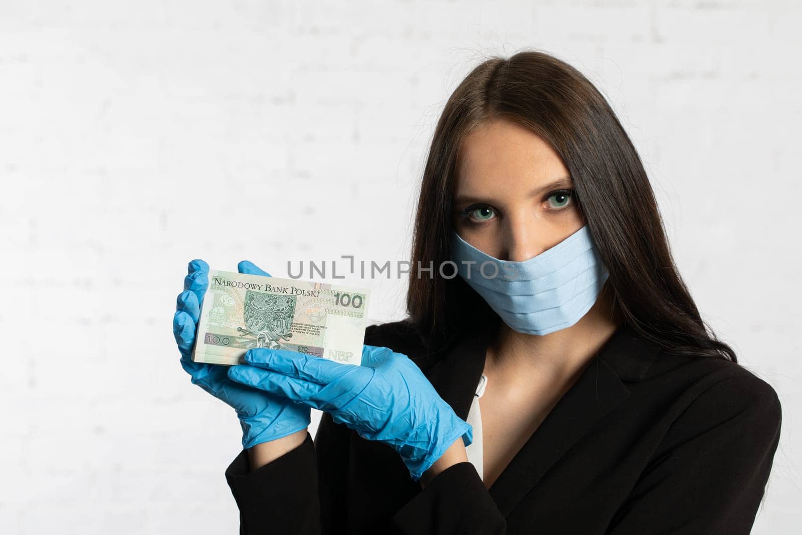 During the period of risk of infection with an infectious disease, it is necessary to use a face mask and rubber gloves.