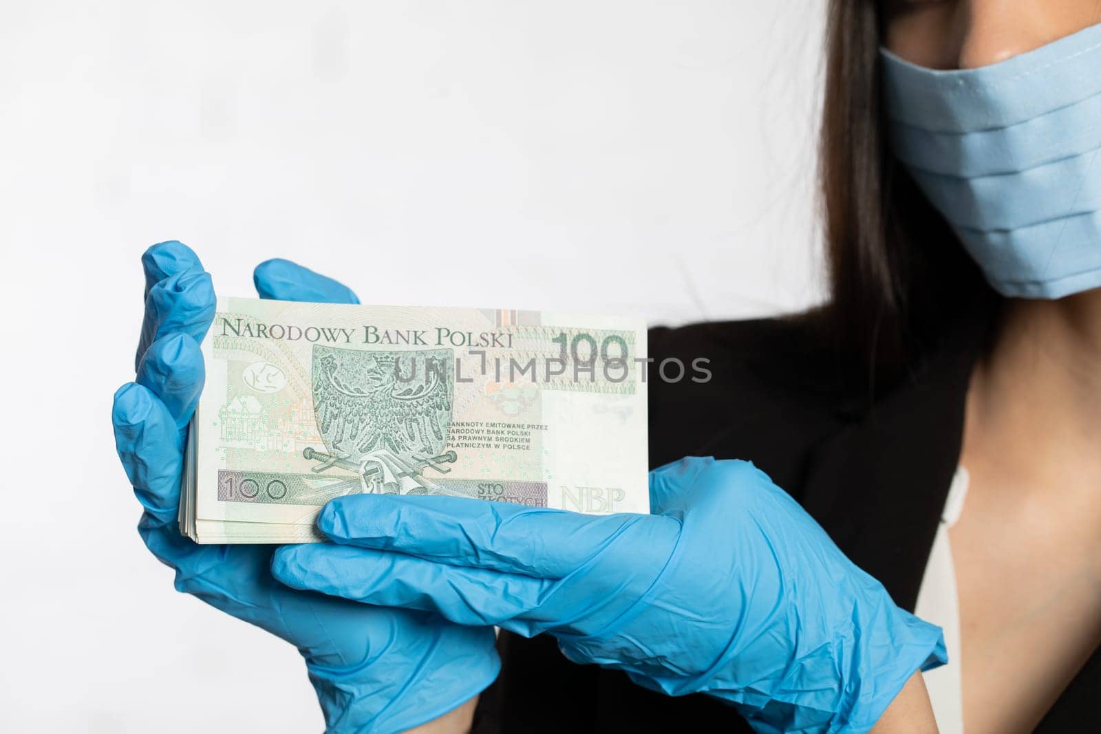During the period of risk of infection with an infectious disease, it is necessary to use a face mask and rubber gloves.