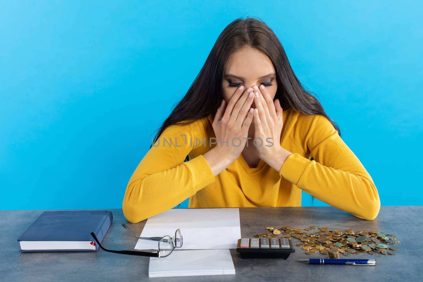 When counting coins, it turned out that they were too few and a serious financial problem arose.