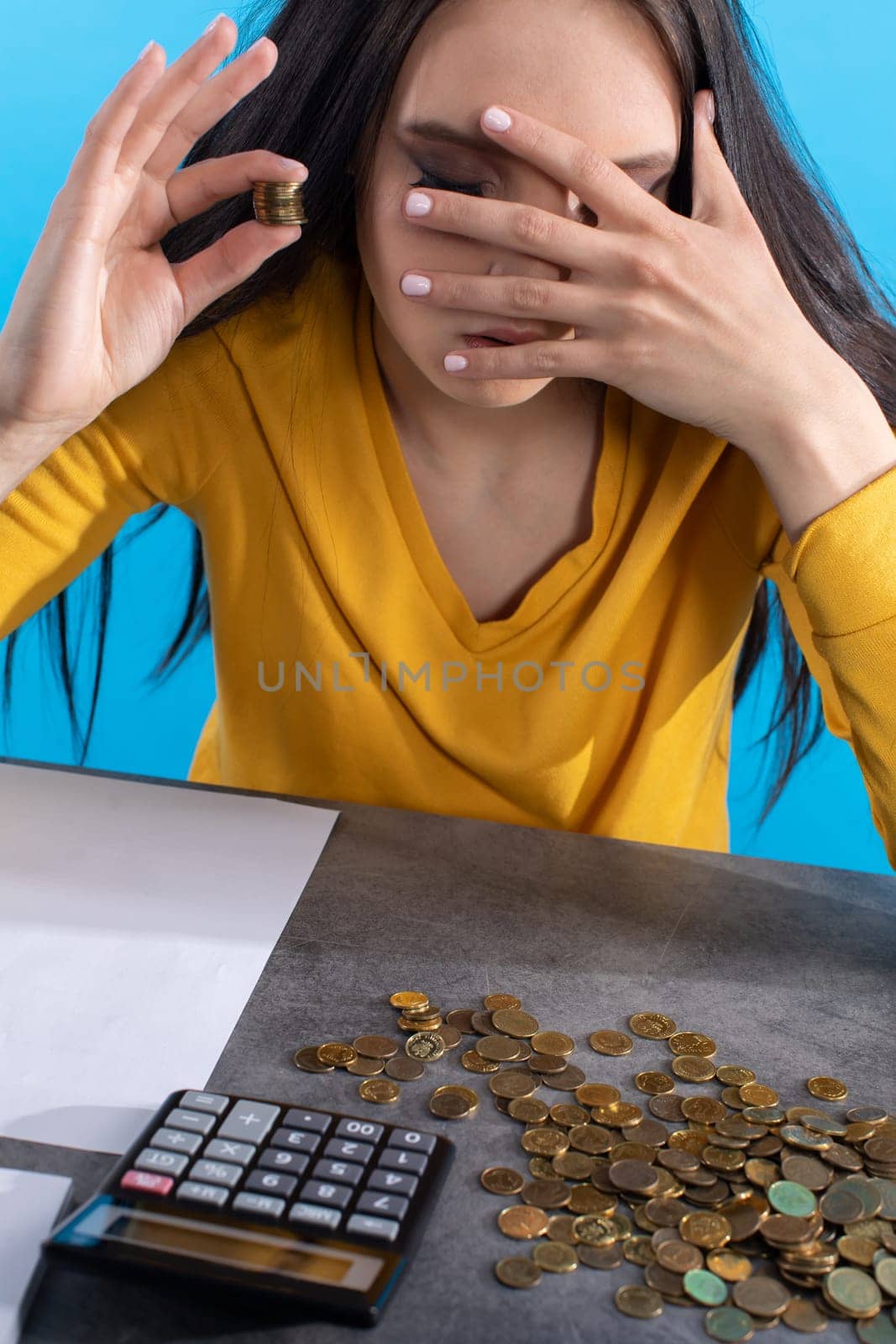 When counting coins, it turned out that they were too few and a serious financial problem arose.