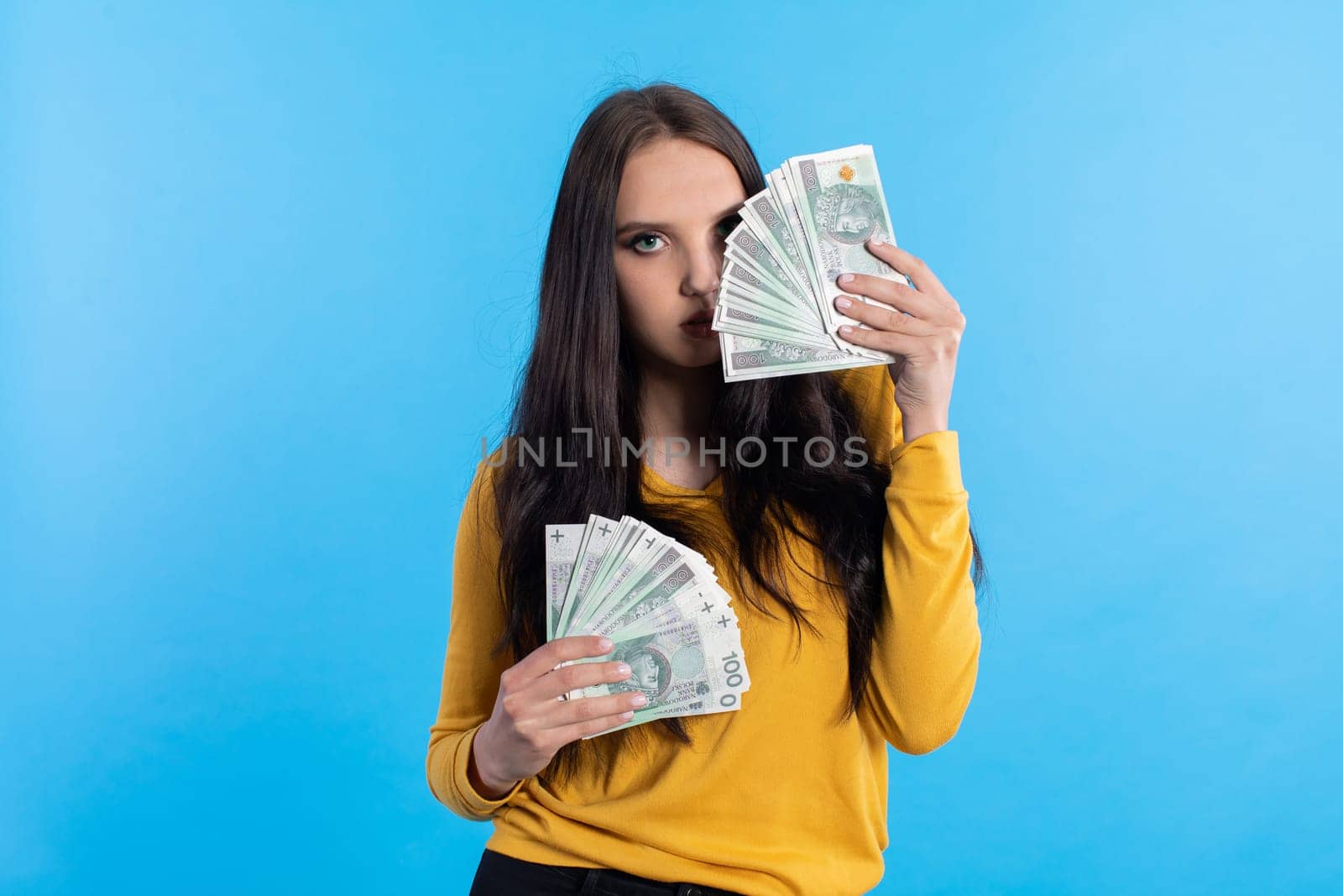The teenager holds a large sum of money in her hand and is ready to give it to her.