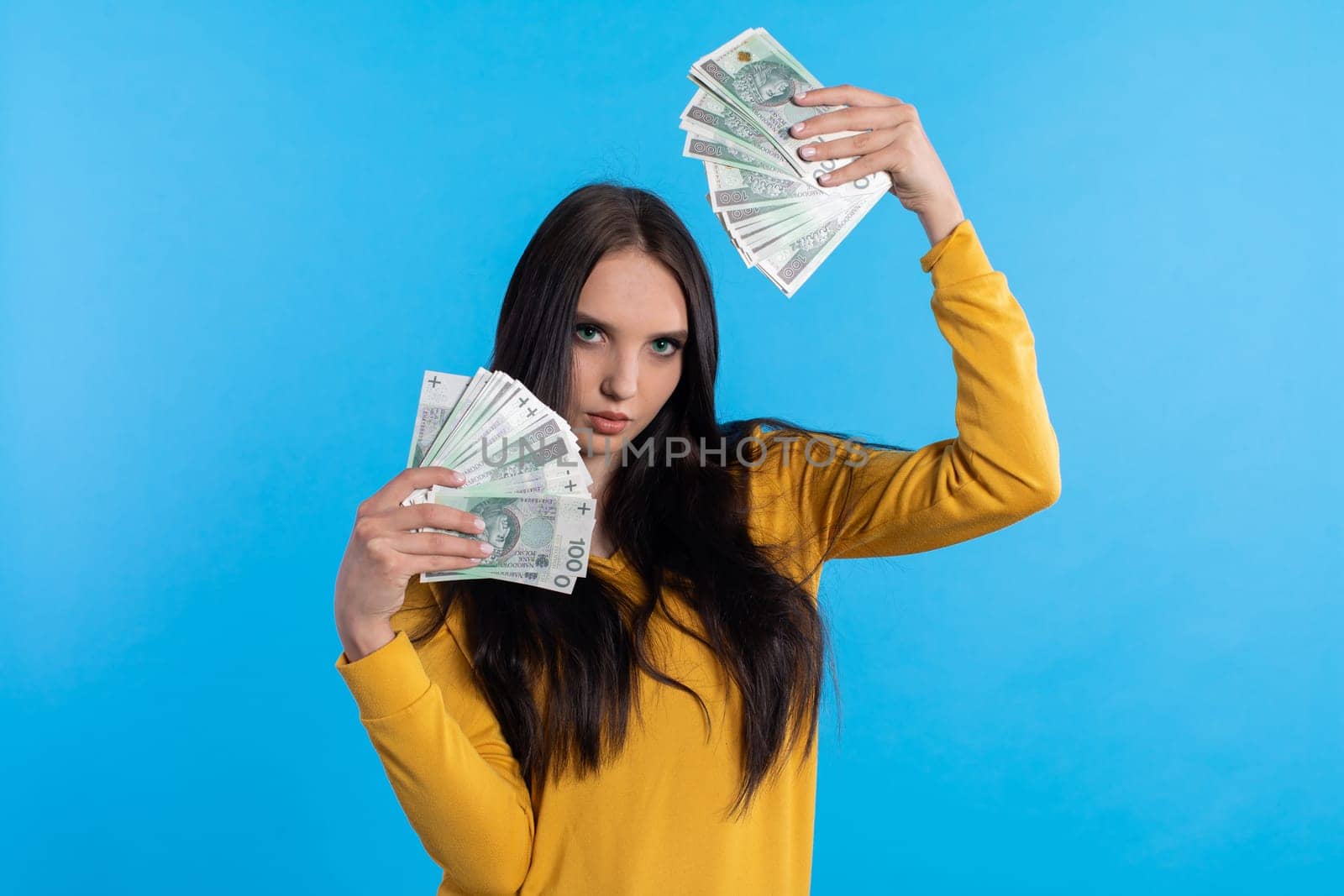 The teenager holds a large sum of money in her hand and is ready to give it to her.